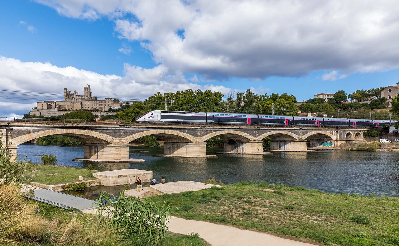 TGV inOui sur un pont .jpg