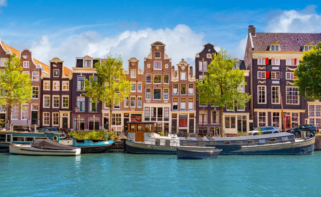 Canaux et maisons typiques d'Amsterdam aux Pays-Bas en été