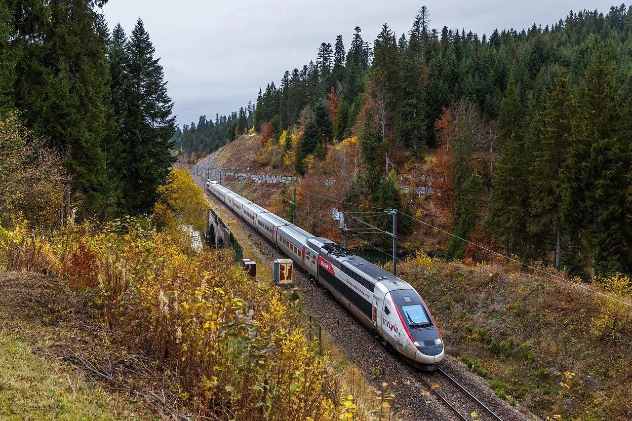 TGV POS of SNCF (Société National des Chemins de fer Français) between Frasne and Vallorbe, France.jpg