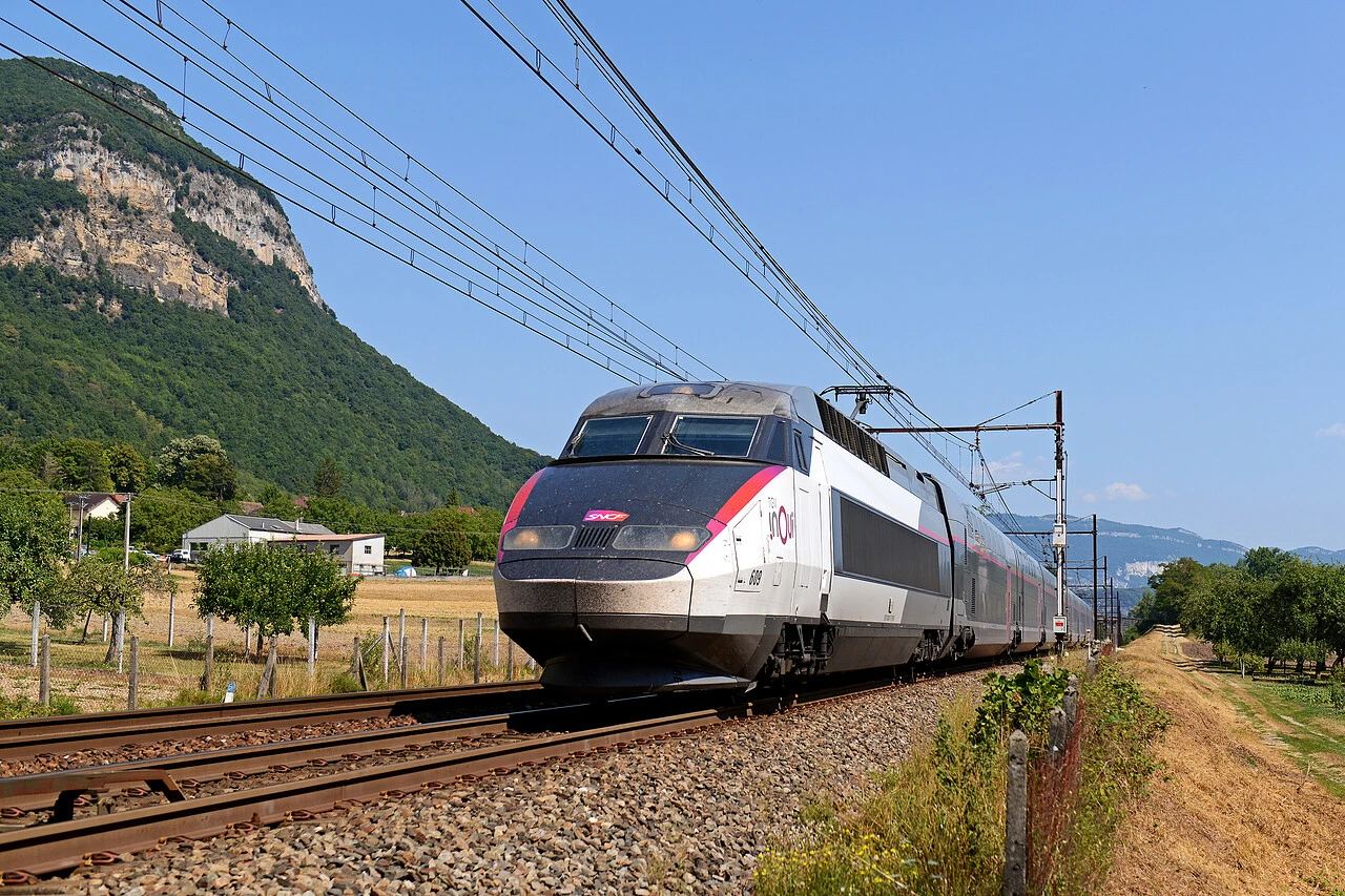 TGV InOui montagne.jpg TGV InOui montagne.jpg