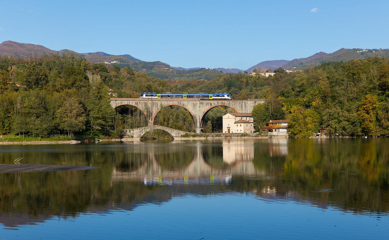 ATR 220 der FS (Trenitalia) zwischen Castelnuovo di Garfagnana und Villetta S. Romano, Italien.jpg