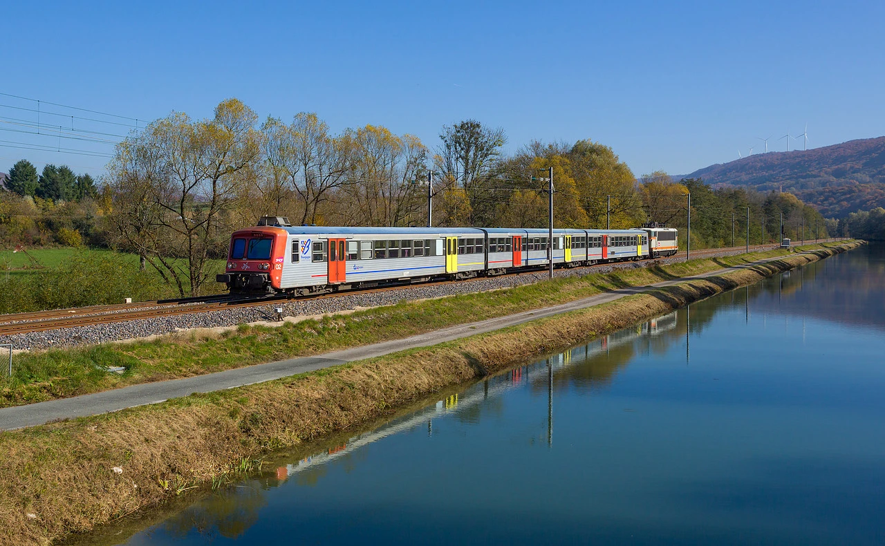 RRR BDxw of SNCF (Société National des Chemins de fer Français) between Baume-les-Dames and Clerval, France.jpg
