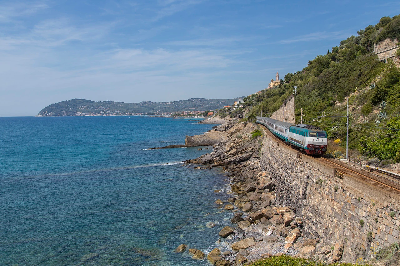 E 444 089 der FS (Trenitalia) zwischen Cervo-S. Bartolomeo und Andora, Italien.jpg E 444 089 der FS (Trenitalia) zwischen Cervo-S. Bartolomeo und Andora, Italien.jpg
