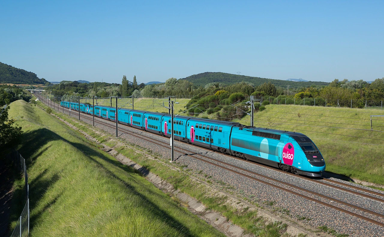 TGV Dasye 761 of SNCF (Société National des Chemins de fer Français) at Montboucher-sur-Jabron, France.jpg